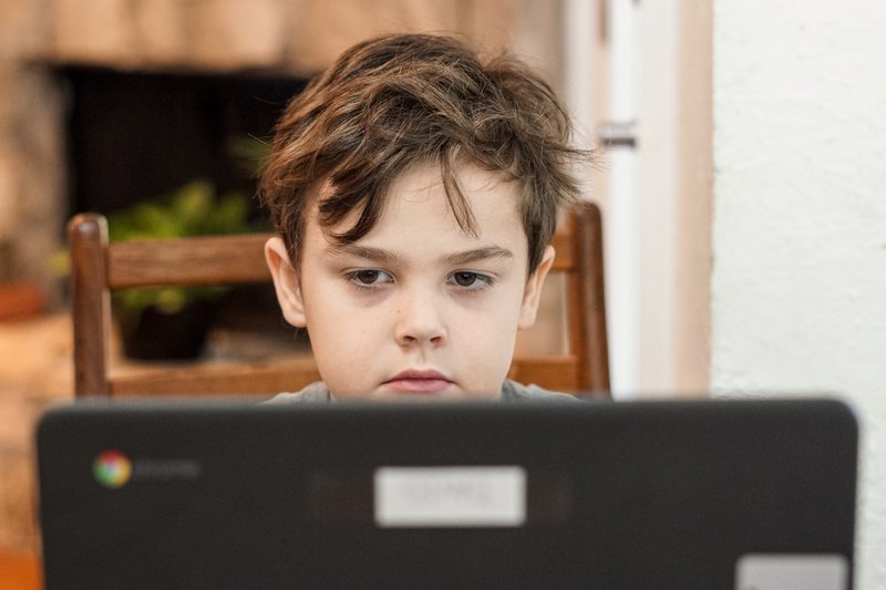 enfant seul face aux risques numériques